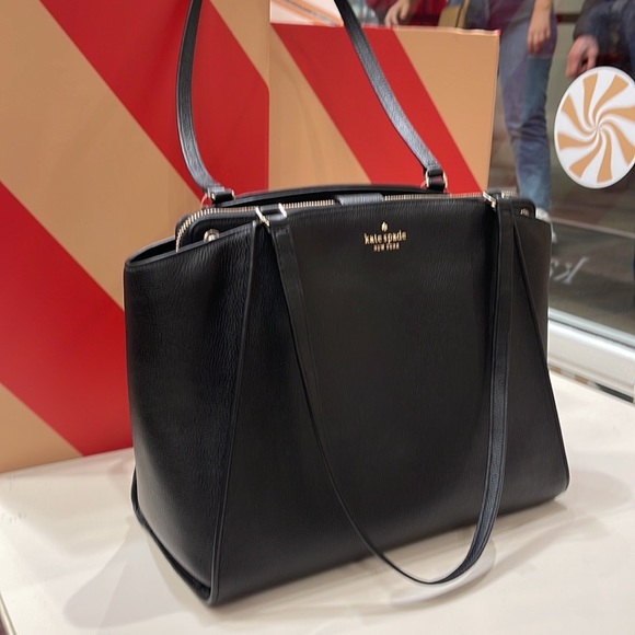 Kate Spade Brim Laptop Tote 

COLOR:
Black - Picture 16 of 16